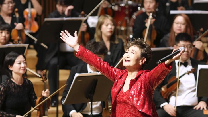 【芸能】中国ハルビンで「百万本のバラ」　加藤登紀子さん、故郷に歌声