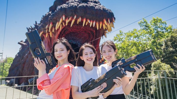 【社会】ゴジラ公式が投稿したとんでもない写真、銃を構える3人の女性に違和感　「銃口逆だろ」とツッコミ相次ぐ