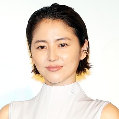 長澤まさみが魅せるオールレッドの美脚を披露！ファンの声も続々