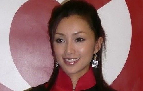 酒井法子  腹出しミニスカ網タイツの“激変”  ビジュアルと福祉の仕事の真実