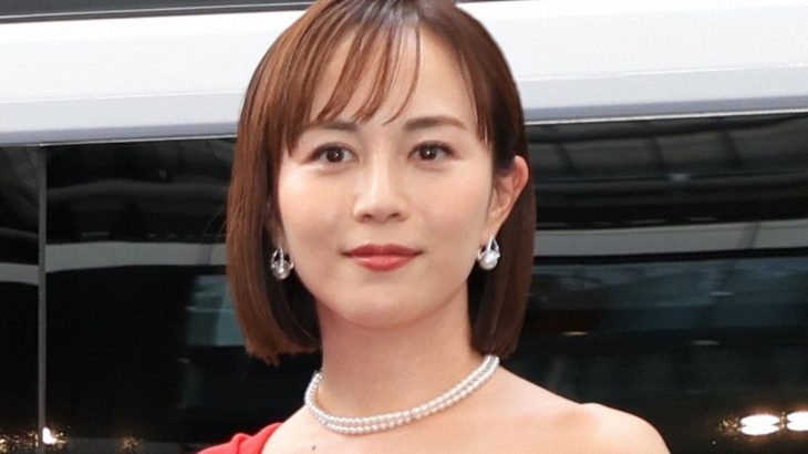 【芸能】比嘉愛未　「うちなーんちゅは水着着ません　完全防備で海あそび」地元沖縄での超レアなSUP満喫動画披露