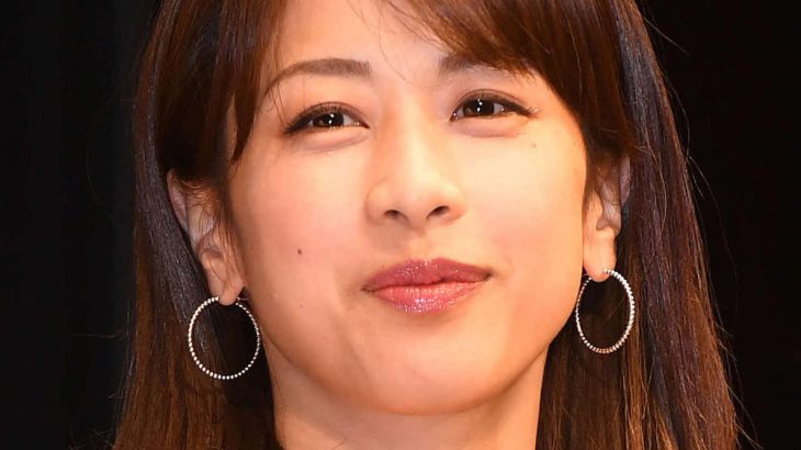 【芸能】元フジアナ加藤綾子、胸元透け感白トップス＆スリット入りパンツコーデ公開「大人のエレガント」