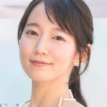 【芸能】吉岡里帆のサイン中の姿にSNSクギ付け 「なんてビジュだ」「サインボードに嫉妬しました」