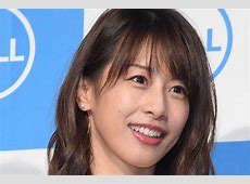 元フジアナ加藤綾子の大人エレガントコーデ  胸元透け感白トップス
