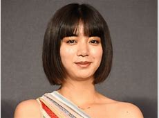 池田エライザの魅力を探る！マンUトップスと赤ミニスカの美しさ