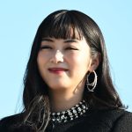 【芸能】池田エライザ、マンＵトップス＆赤ミニスカ脚線美「撃ち抜かれる美しさ」ショット公開