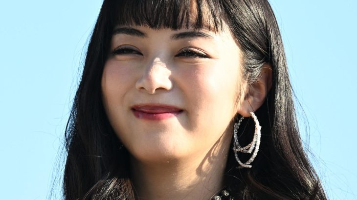 【芸能】池田エライザ、マンＵトップス＆赤ミニスカ脚線美「撃ち抜かれる美しさ」ショット公開