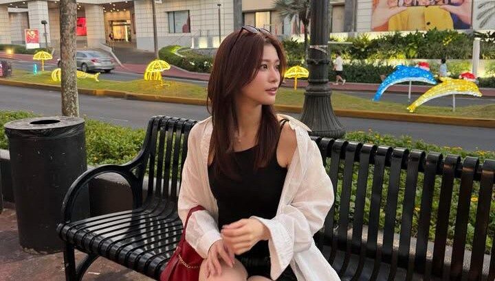 めるる、生見愛瑠の南国美脚ショットが話題！キャミソール姿にファン急増中