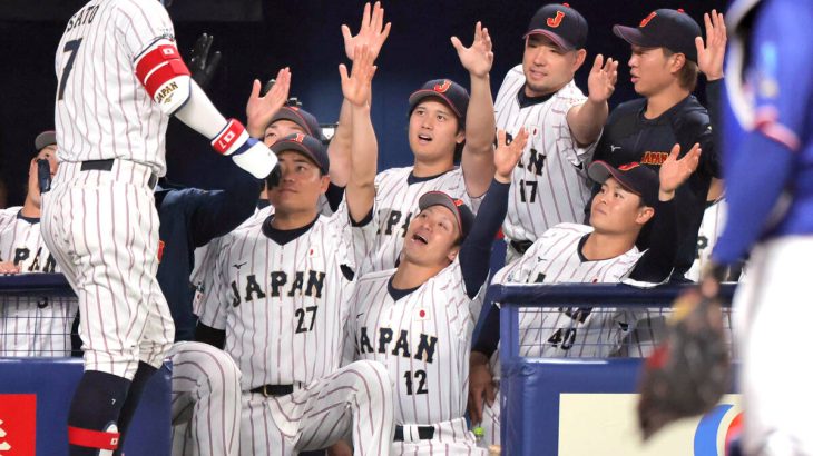 【野球】侍ジャパン壮行試合　大谷翔平は試合中に引き上げる…　笑顔でトーク＆拍手＆右手を突き上げベンチでも存在感